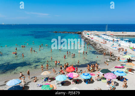 Vue panoramique de la plage publique avec peuple italien, Gallipoli, Lecce, Italie Banque D'Images