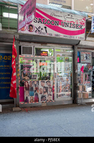 L'extérieur de Saloon unisexe, un salon de coiffure unisexe boutique & Salon de beauté sur Roosevelt Avenue à Jackson Heights, Queens, New York. Banque D'Images