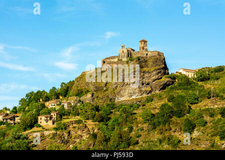 Château de Saint-Ilpize perché sur un pic volcanique au-dessus de la rivière Allier. Haute-Loire. Auvergne-Rhône-Alpes. France Banque D'Images