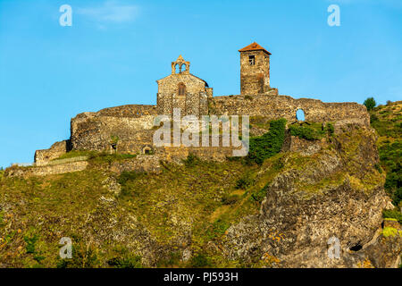 Château de Saint-Ilpize perché sur un pic volcanique au-dessus de la rivière Allier. Haute-Loire. Auvergne-Rhône-Alpes. France Banque D'Images