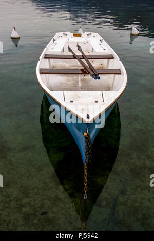 La rame dans un bateau dans un lac, Annecy, Haute Savoie, France Banque D'Images