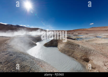 La vapeur s'élève de la boue bouillonnante au sol de la Manana geyser field en Bolivie Banque D'Images