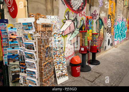 Portugal, Porto, Avenida Dom Afonso Henriques, souvenirs d'une exposition de mur couvert de graffitis Banque D'Images