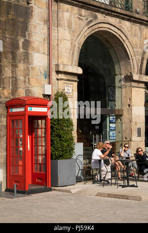Portugal, Porto, Ribeira, Prace da Ribeira, British conçu K3 téléphone rouge en kiosque extérieur carré Vintage Pestana Porto Hotel Banque D'Images