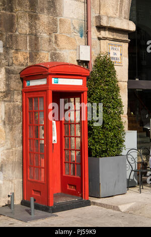 Portugal, Porto, Ribeira, Prace da Ribeira, British conçu K3 téléphone rouge en kiosque square Banque D'Images