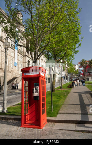 Portugal, Porto, Ribeira, Rua Ferreira Borges, British conçu K3 téléphone rouge en kiosque square Banque D'Images