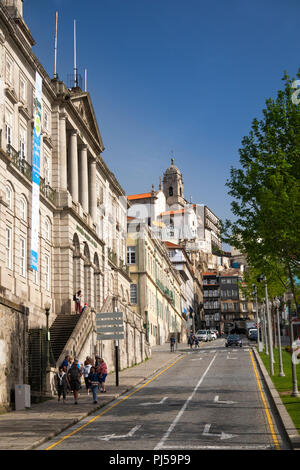 Portugal, Porto, Ribeira, Rua Ferreira Borges, regard vers Igreja de Nossa Senhora da Vitoria church Banque D'Images