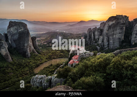 Les météores météores ou avec des monastères orthodoxes, vue panoramique depuis le plateau à la vallée de Thessalie Banque D'Images