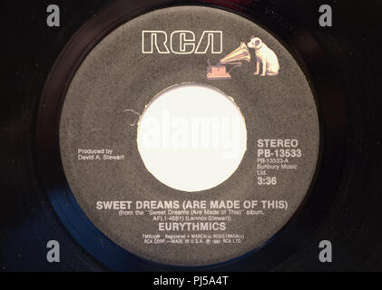 Close-up de 45 TR/MIN Disque vinyle de la chanson des Eurythmics Sweet Dreams (Are Made of this)" publié en 1982 par RCA. Banque D'Images