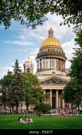 Saint Petersburg, Russie - 17 août, 2018 : se détendre dans le jardin d'Alexandre sous les arbres verts contre la cathédrale Saint Isaac en été Banque D'Images