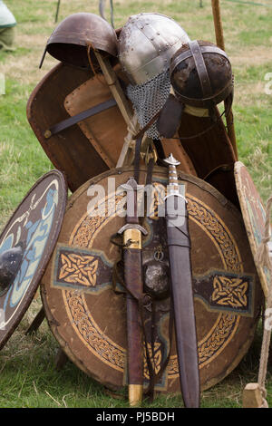 Des épées et des boucliers médiévaux juxtaposés à une reconstitution de la bataille de 1165 Crogen Cwmwd par la Société Ial en Chateauneuf sur le Nord du Pays de Galles 2018 Banque D'Images