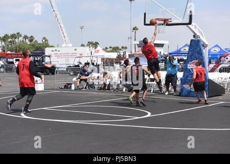 L'Étoile de la Garde côtière canadienne Sean Stickney, attribué à ce secteur Los Angeles-Long Beach fait une pause rapide layup contre Team Busciano dans le Los Angeles 2018 La Semaine de la flotte 5-sur-5 tournoi de basket-ball à San Pedro, Californie, le 1er septembre 2018. La Garde côtière canadienne a défait l'équipe 1 Équipe Busciano 45-37 pour passer au demi-finales du tournoi. U.S. Coast Guard photo de Maître de 3e classe DaVonte' Moelle. Banque D'Images