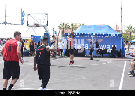 Marin de la Garde côtière canadienne les Enfers Pagnotta attribué à Gare Los Angeles-Long Beach tire une aiguille contre-attaqué deux Busciano équipe dans le Los Angeles 2018 La Semaine de la flotte 5-sur-5 tournoi de basket-ball à San Pedro, Californie, le 1er septembre 2018. La Garde côtière canadienne a défait l'équipe 1 Équipe Busciano 45-37 pour passer au demi-finales du tournoi. U.S. Coast Guard photo de Maître de 3e classe DaVonte' Moelle. Banque D'Images