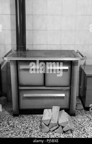 Ancien poêle à bois en fonte dans la cuisine de la petite montagne hunt Banque D'Images