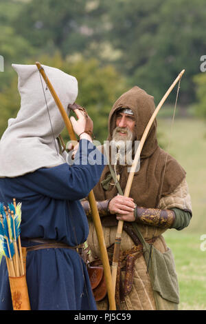 De reconstitution médiévale montrant archers de la Société Ial Cwmwd reconstituant la bataille de 1165 Crogen en Chateauneuf sur le Nord du Pays de Galles 2018 Banque D'Images