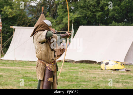 De reconstitution médiévale montrant archers de la Société Ial Cwmwd reconstituant la bataille de 1165 Crogen en Chateauneuf sur le Nord du Pays de Galles 2018 Banque D'Images