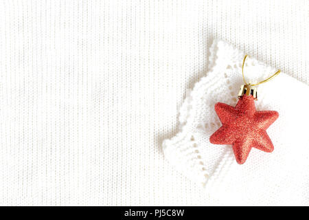 Pull en tricot blanc hiver chaud avec un jouet de Noël rouge star. Style à la mode. Banque D'Images