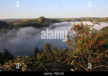 Soleil et brume au-dessus du réservoir d'Clewedog Llyn, près de Llanidloes, Powys, Pays de Galles, Royaume-Uni, tôt le matin jusqu'à la fin du mois d'août vu de la B4518 Banque D'Images