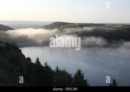 Soleil et brume au-dessus du réservoir d'Clewedog Llyn, près de Llanidloes, Powys, Pays de Galles, Royaume-Uni, tôt le matin jusqu'à la fin du mois d'août vu de la B4518 Banque D'Images