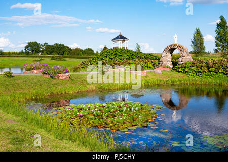 Beau parc avec sculptures près de l'église Sainte-Anne à Mosar, Bélarus, le site de la mission des Jésuites Banque D'Images