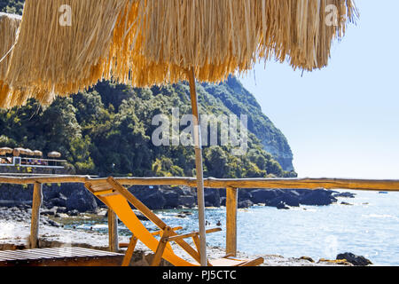 Atmosphère de détente sur l'île tropicale. Photo de vacances d'été. Journée ensoleillée près de l'océan. Banque D'Images