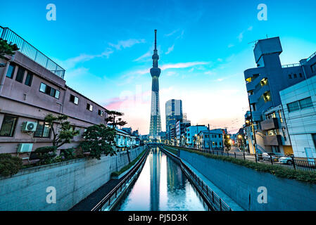 TOKYO, JAPON - 22 juin 2018 : Tokyo Skytree, Sumida Ward scène de nuit en milieu urbain. Tour Tokyo Skytree réflexions sur le canal. Tokyo Sky Tree est l'un des Banque D'Images