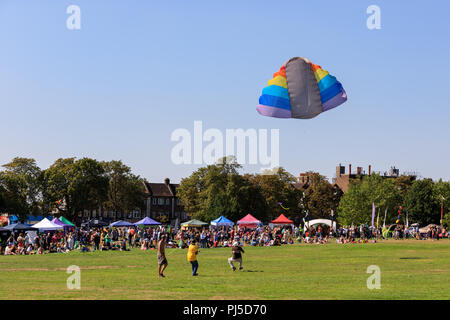 'NASAman' Keith fait voler un cerf-volant largel à Streatham Common Kite Day Festival du cerf-volant. Streatham, Londres Banque D'Images