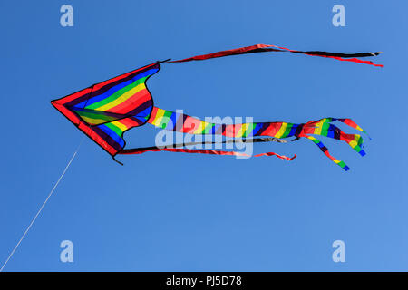 Le cerf-volant de couleur arc-en-ciel contre ciel bleu profond Banque D'Images