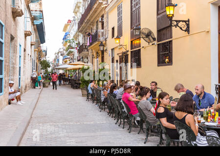 Les gens assis à l'extérieur dans les cafés et restaurants en Habana Vieja, La Havane, Cuba Banque D'Images