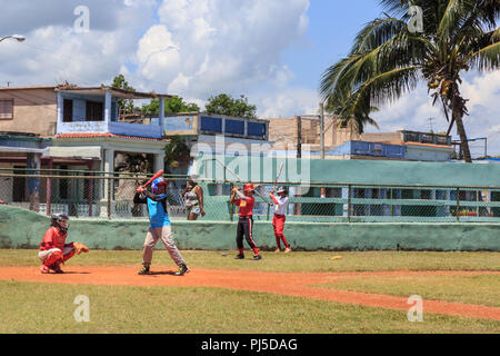 Les enfants et les adolescents jouer dans un match de baseball pour la sélection de l'équipe de baseball Mantanzas sol, Cuba Banque D'Images