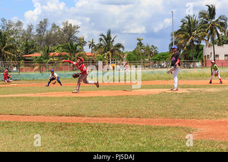 Les enfants et les adolescents jouer dans un match de baseball pour la sélection de l'équipe de baseball Mantanzas sol, Cuba Banque D'Images