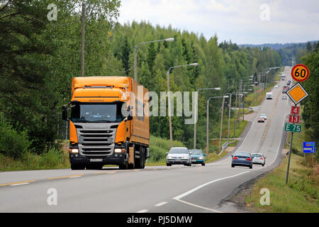 Scania R440 jaune semi-remorque de Trasko transporte des marchandises sur l'autoroute E18 sur l'image de la fin de l'été dans la région de Jyväskylä, Finlande - le 26 août 2018. Banque D'Images