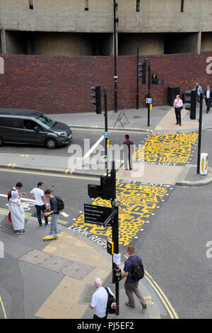 'Pop art' Passages colorés de l'installation passage piétons près de la rue Beech & Tunnel station Barbican, Culture Mile, Ville de London UK KATHY DEWITT Banque D'Images