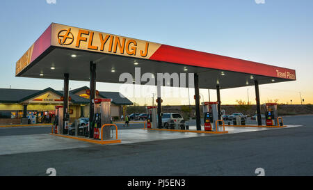 Lordsburg, Nouveau Mexique - 4 novembre 2016 : Pilot Flying J Truck Stop. Basé à Knoxville, TN, pilote aux commandes J est une chaîne de l'arrêt de l'appareil aux États-Unis et au Canada. Banque D'Images