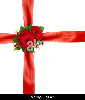 Rer et de rubans de satin rose flowers arrangement isolé sur fond blanc Banque D'Images