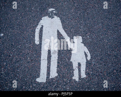Panneau blanc de l'homme et des enfants sur asphlat gris Banque D'Images