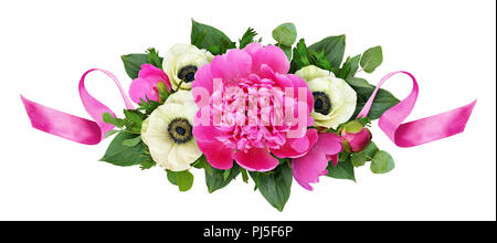 Les Pivoines et fleurs anémone rose avec des rubans de satin en arrangement floral isolé sur fond blanc. Mise à plat. Vue d'en haut. Banque D'Images