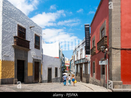 Les touristes marcher dans rue pavée de Vegueta Las Palmas de Gran Canaria, Îles Canaries, Espagne Banque D'Images