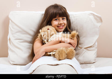 Portrait de belle petite fille dans la chambre et la tenue d'ours. Banque D'Images