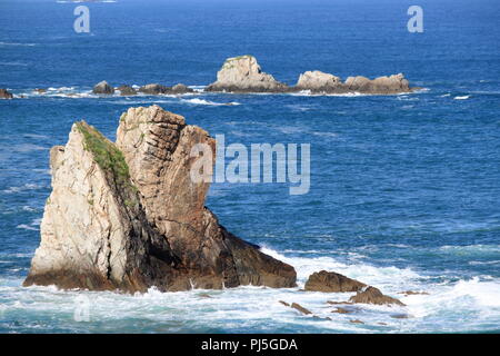 Côte Rocheuse avec Rock Island près de Ortiguera. Asturias, Espagne Banque D'Images