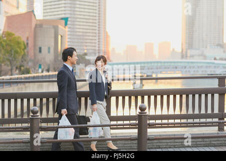 Couple japonais à la maison du travail au transport Banque D'Images