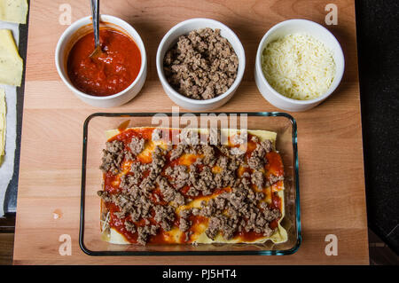 Des ingrédients frais dans la cuisine pour faire des lasagnes Banque D'Images