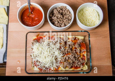 Des ingrédients frais dans la cuisine pour faire des lasagnes Banque D'Images