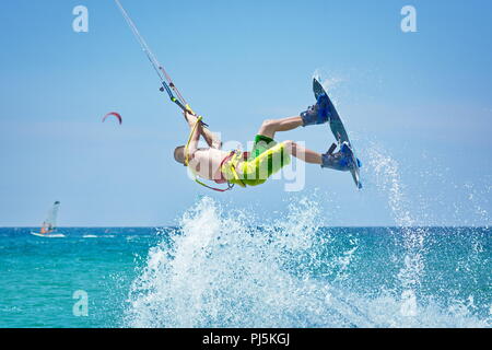 Homme Femme athlète un kitesurfeur faisant le kitesurf tricks et sauts Banque D'Images