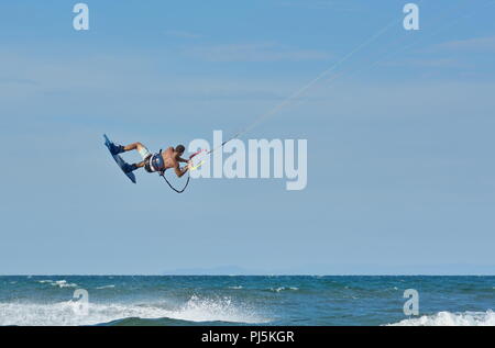 Homme Femme athlète un kitesurfeur faisant le kitesurf tricks et sauts Banque D'Images