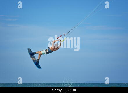 Homme Femme athlète un kitesurfeur faisant le kitesurf tricks et sauts Banque D'Images