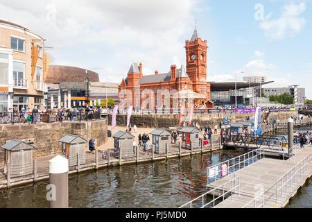 Cardiff, Royaume-Uni - 26 août 2018 : Les gens apprécient une rive ensoleillée à l'Harbour festival tout en regardant l'Extreme Sailing Series Banque D'Images
