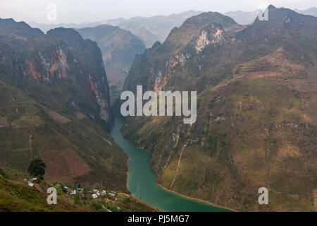 Ha Giang, Vietnam - 18 mars 2018 : une vue imprenable sur la rivière Nho Que entouré par les montagnes de la Ma Pi Leng passent au nord du Vietnam Banque D'Images