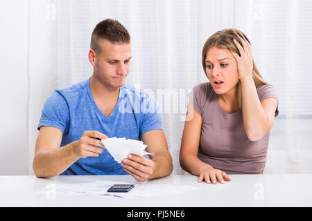 Jeune couple a des problèmes financiers,mari est fâché sur sa femme parce qu'elle a dépensé beaucoup d'argent. Banque D'Images