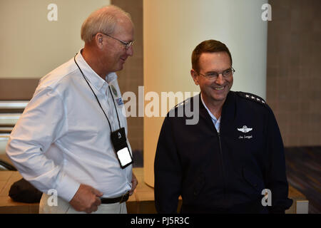 Air Force à la retraite le général Craig McKinley, à gauche, l'ancien chef de la Garde Nationale, du Bureau et de la Force aérienne Le Général Joseph Lengyel, chef, Bureau de la Garde nationale, attendre pour saluer le Secrétaire à la Défense James Mattis à la Garde nationale de l'Association United States 140e Conférence générale, La Nouvelle-Orléans, Louisiane, le 25 août 2018. Cette image a été numériquement modifié pour supprimer les informations sensibles. (U.S. La Garde nationale de l'armée photo par le Sgt. 1re classe Jim Greenhill) Banque D'Images